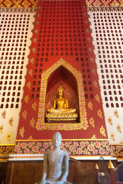 Golden Buddha in Wat Phanan Choeng, Ayutthaya, Thailand . — стоковое фото