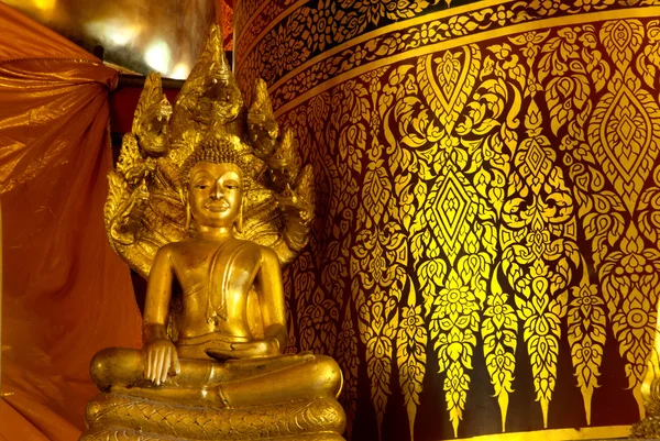 Goldbuddha im Wat Phanan Choeng, Ayutthaya, Thailand. — Stockfoto