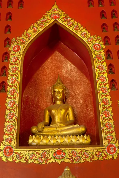 Złoty Budda w Wat Phanan Choeng, Ayutthaya, Tajlandia. — Zdjęcie stockowe