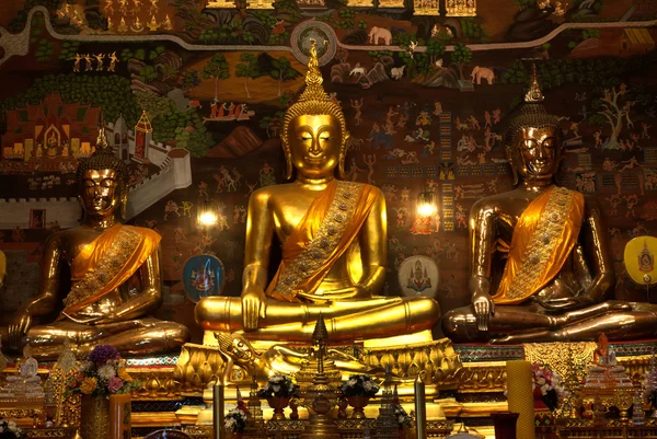 Golden Buddha in Wat Phanan Choeng,Ayutthaya,Thailand. — Stock Photo, Image