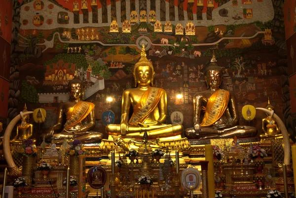 黄金の仏像ワット Phanan チョンモンビーチ、アユタヤ、タイで. — ストック写真