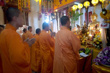 Çinli keşişler Wat Phanan Choeng, Ayutthaya, Thailan ilahi