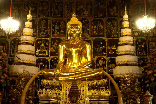 Złoty Budda w Wat Phanan Choeng, Ayutthaya, Tajlandia. — Zdjęcie stockowe