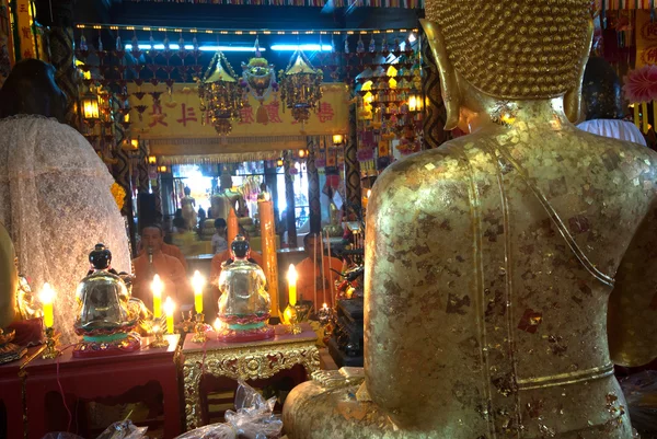 Goldbuddha im Wat Phanan Choeng, Ayutthaya, Thailand. — Stockfoto