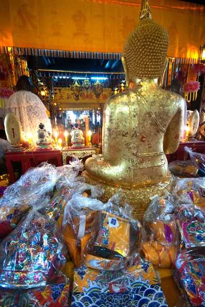 Golden Buddha in Wat Phanan Choeng,Ayutthaya,Thailand. — Stock Photo, Image