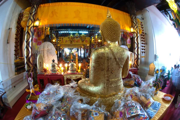 Goldbuddha im Wat Phanan Choeng, Ayutthaya, Thailand. — Stockfoto