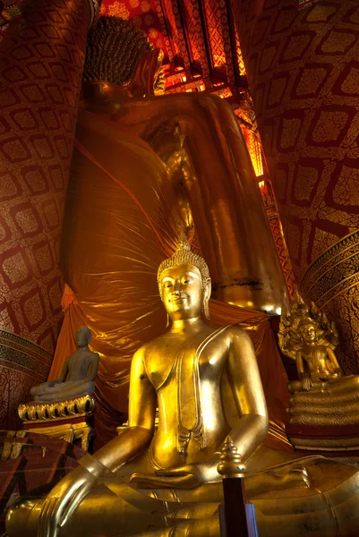 Zlatý Buddha v Wat Phanan Choeng, Ayutthaya, Thajsko. — Stock fotografie