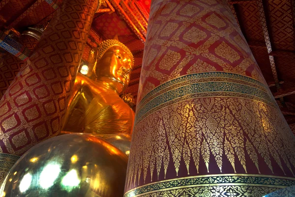 Luang Pho Tho en Wat Phanan Choeng, Ayutthaya, Tailandia . —  Fotos de Stock