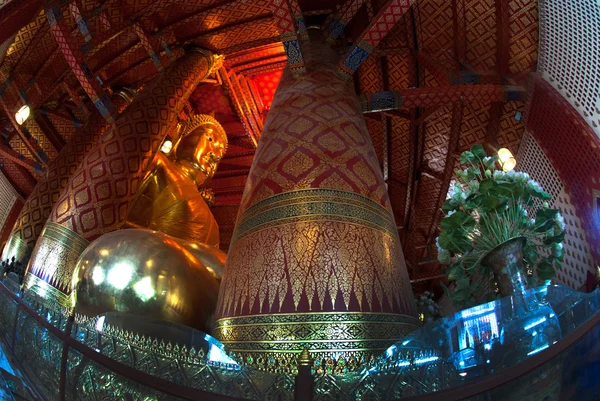 Luang Pho Tho en Wat Phanan Choeng, Ayutthaya, Tailandia . —  Fotos de Stock