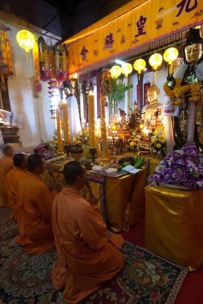 De Chinese monniken zingen in Wat Phanan Choeng, Ayutthaya, Thailan — Stockfoto