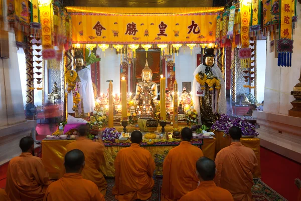 Os monges chineses cantando em Wat Phanan Choeng, Ayutthaya, Thailan — Fotografia de Stock