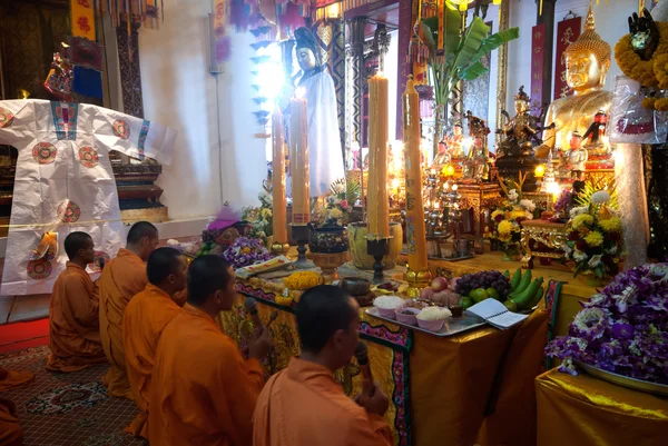 Die chinesischen Mönche singen in wat phanan choeng, ayutthaya, thailan — Stockfoto