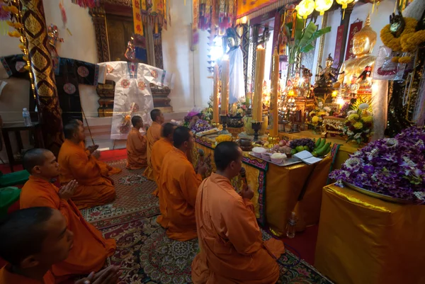 Los monjes chinos cantan en Wat Phanan Choeng, Ayutthaya, Tailandés — Foto de Stock