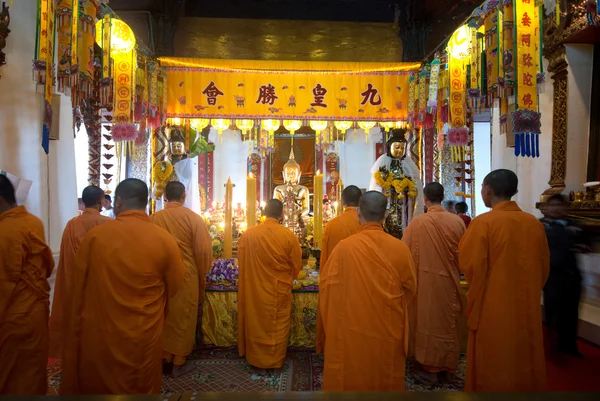 Китайские монахи поют в Ват Фанан Чоенг, Аюттхая, Тайлан — стоковое фото