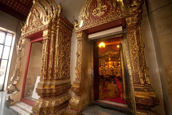 I popoli buddisti thailandesi sono adorati Luang Pho Tho Buddha . — Foto Stock