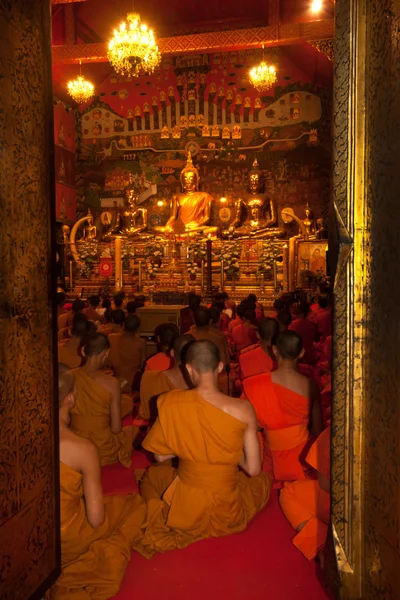 Os povos budistas tailandeses são adorados Luang Pho Tho Buddha . — Fotografia de Stock