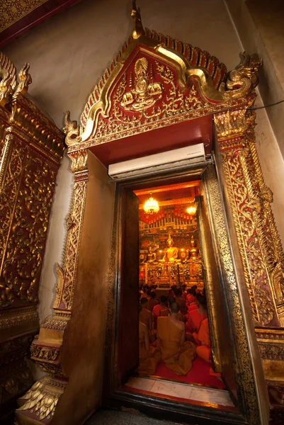 De Thais boeddhistisch volkeren zijn aanbeden Luang Pho Tho Boeddha. — Stockfoto