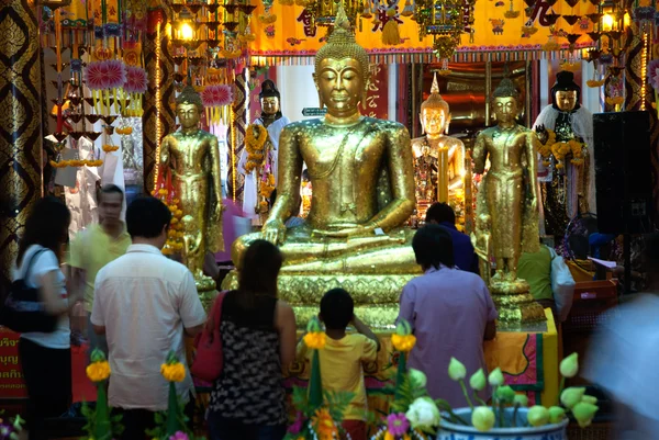Тайський буддійський народи вклонялися золотого Будди. — стокове фото