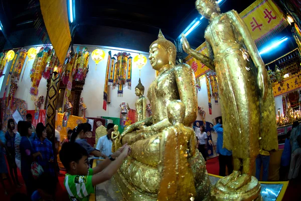 Die thailändischen buddhistischen Völker werden goldener Buddha verehrt. — Stockfoto