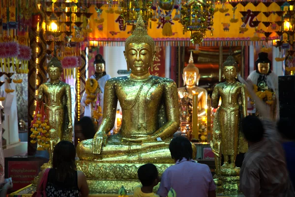 Тайские буддийские народы поклоняются Золотому Будде . — стоковое фото
