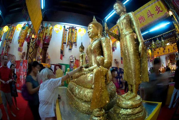 De Thais boeddhistisch volkeren zijn aanbeden Gouden Boeddha. — Stockfoto