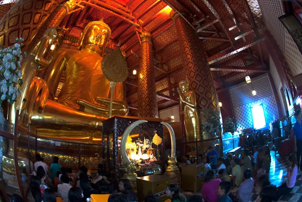 泰国佛教人民崇拜郎佛索. — 图库照片