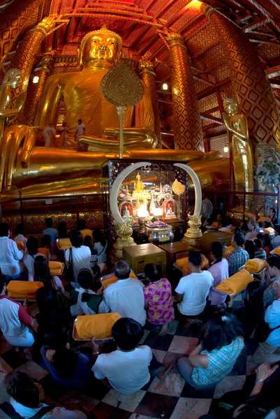 Thajský buddhistický národy jsou uctíváni Luang Pho Tho. — Stock fotografie