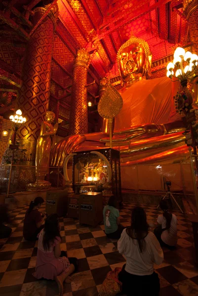 Les peuples bouddhistes thaïlandais sont adorés Luang Pho Tho . — Photo
