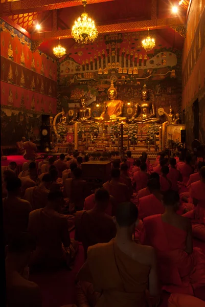Les peuples bouddhistes thaïlandais sont adorés Luang Pho Tho Buddha . — Photo