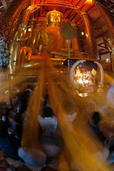 I popoli buddisti thailandesi sono offerte corda gialla per Luang Pho Tho In Wat Phanan Choeng, Thailandia . — Foto Stock