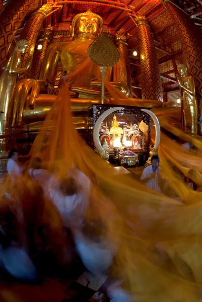 タイ仏教の人々 は、ルアン フォー黄色ロープ製品カントー ワット Phanan チョンモンビーチ、タイ. — ストック写真