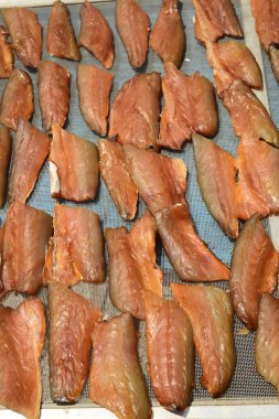 Güneşte kurutulmuş yılan başlı balığın yüzeyi ya da arka planı tuzlu bir tada sahiptir, ki bu Asya 'da kullanılan bir yiyecek koruma türüdür..