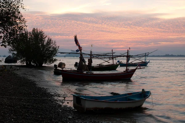 Pescadores barco al atardecer en Tailandia . —  Fotos de Stock