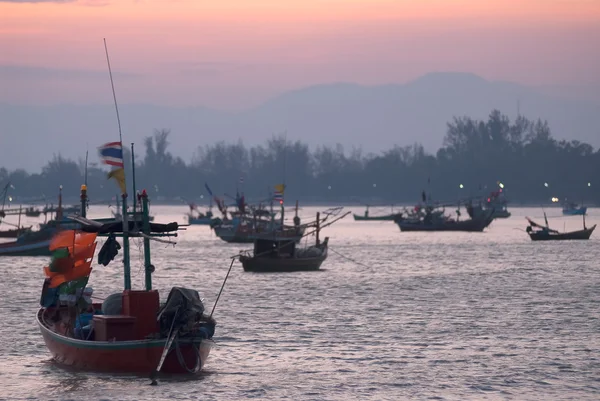 Halászok boat at sunset Thaiföldön. — Stock Fotó
