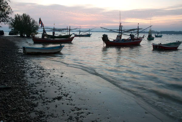 Barco de pescadores ao pôr do sol na Tailândia . — Fotografia de Stock