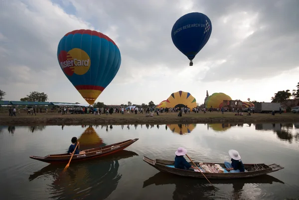 Gorącym powietrzem balon Pokaż na starożytnej świątyni w Thailand International — Zdjęcie stockowe