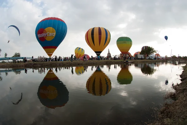 Hot air balloon show on ancient temple in Thailand International — Stock Photo, Image