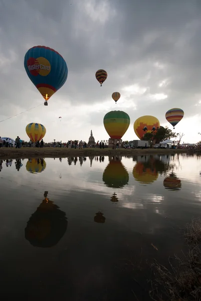 Gorącym powietrzem balon Pokaż na starożytnej świątyni w Thailand International — Zdjęcie stockowe