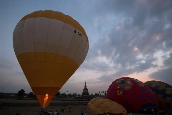 Gorącym powietrzem balon Pokaż na starożytnej świątyni w Thailand International — Zdjęcie stockowe