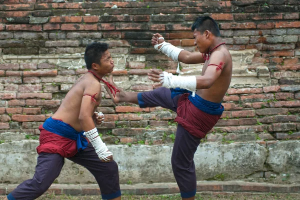 Fighters delta i en utomhus Muay Boran. — Stockfoto
