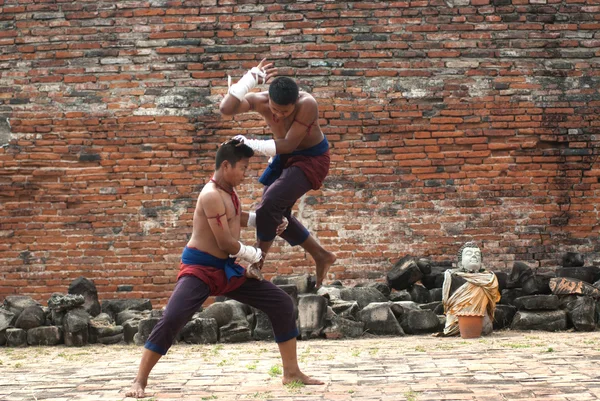 Lutadores participam de um Muay Boran ao ar livre . — Fotografia de Stock