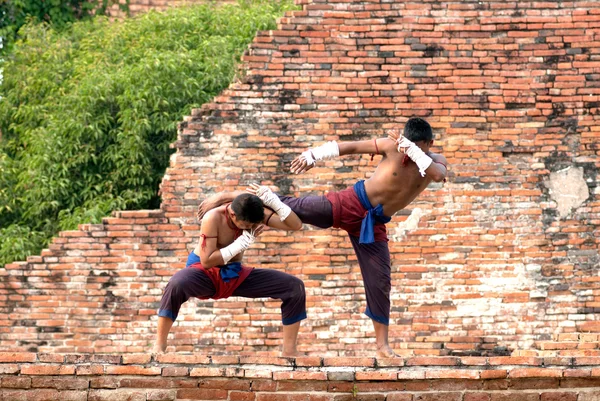 Lutadores participam de um Muay Boran ao ar livre . — Fotografia de Stock