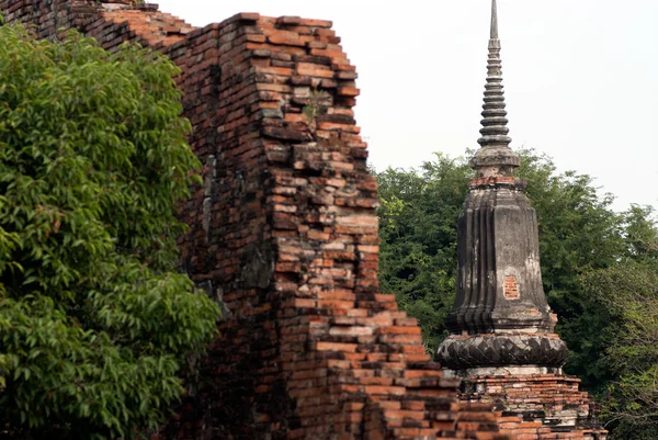 Gamla pagod på Wat Yai Chaimongkol, Ayutthaya, Thailand — Stockfoto