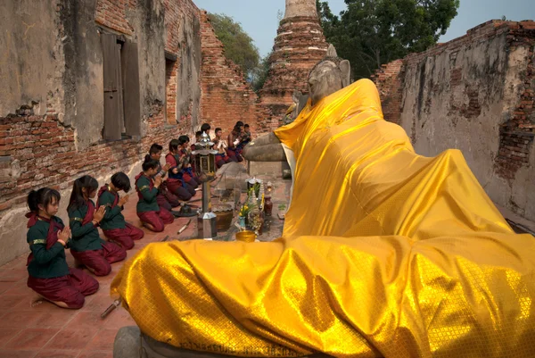Ancien guerrier faire un pèlerinage à Bouddha couché . — Photo