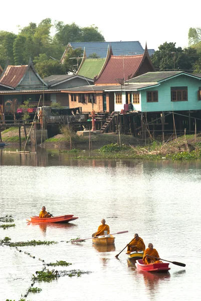 Buddhistische Mönche erhalten per Boot Lebensmittel von Menschen geschenkt. — Stockfoto