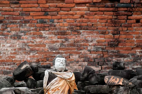 Голова Будди напівзруйнований на стіні в храмі. — стокове фото
