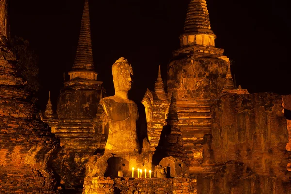 Éjszakai jelenet Ayutthaya történelmi Park, Phra Nakhon Si Ayutthaya, Thaiföld. — Stock Fotó