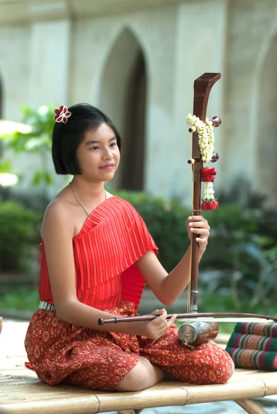 Chica tailandesa en vestido tradicional en jugar violín tailandés . —  Fotos de Stock