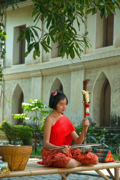 Chica tailandesa en vestido tradicional en jugar violín tailandés . —  Fotos de Stock