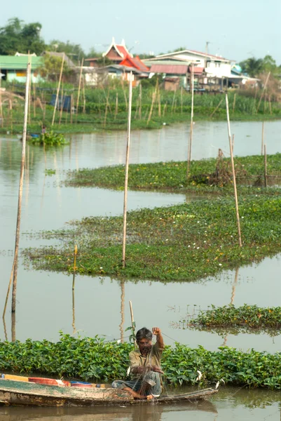 Thailändska traditionella fiskare i floden. — Stockfoto